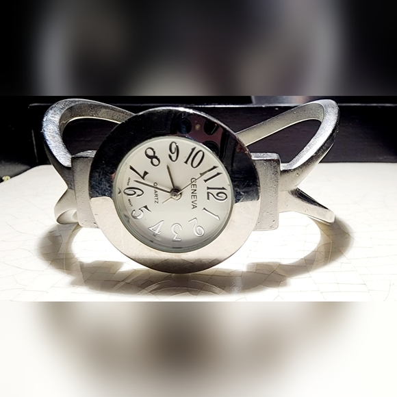 Geneva watch MCM design hinged bangle watch #mcm #genevawatch need battery - Picture 1 of 8